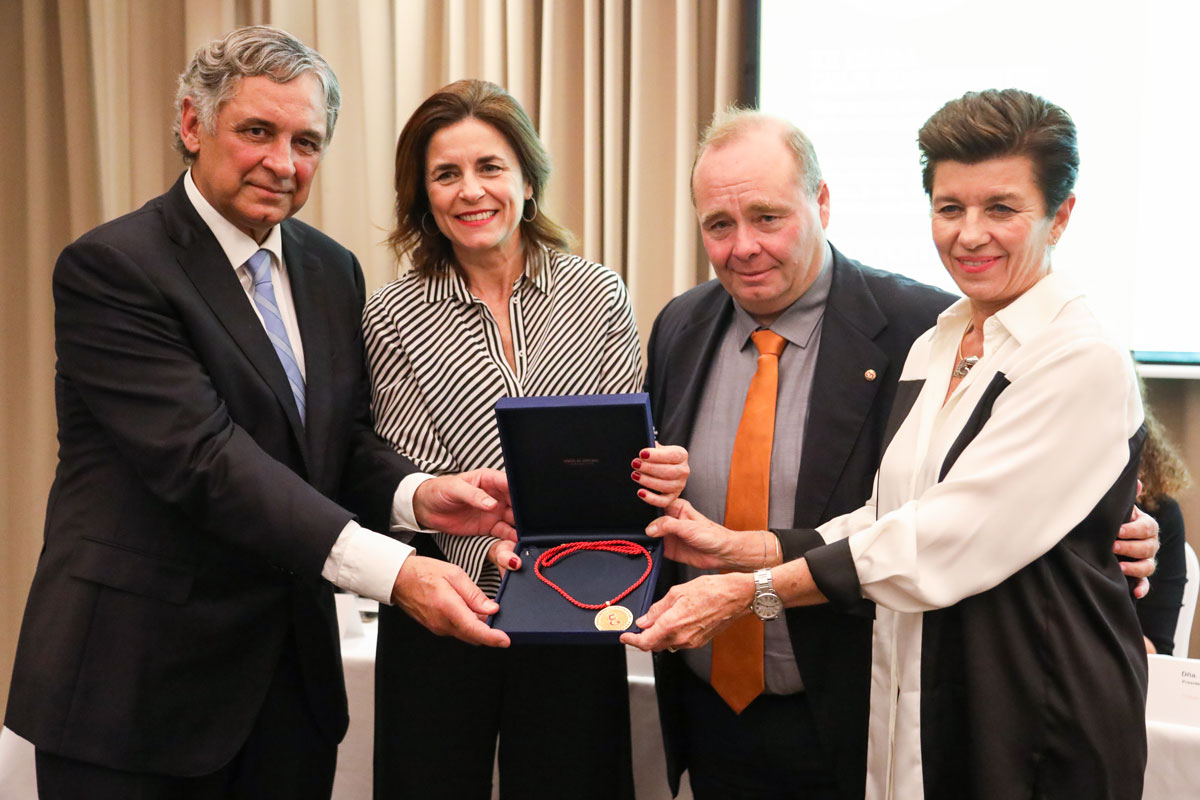Carmen Serra, Paula Serra y Miguel Serra reciben la Medalla de Oro al Mérito Empresarial otorgada por el Colegio de Economistas, de la mano de Onofre Martorell.